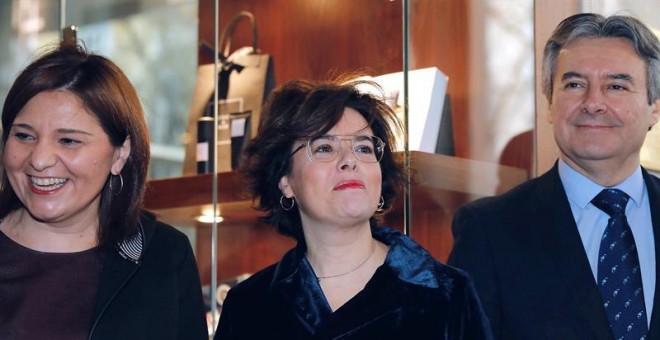 La vicepresidenta del Gobierno, Soraya Saénz de Santamaría junto a la presidenta del Partido Popular de la Comunitad Valenciana, Isabel Bonig, y Rubén Moreno,nuevo secretario de Estado de Relaciones con las Cortes, antes de que comenzase el acto del Fórum