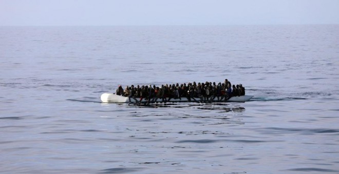 Inmigrantes en una patera frente a la costa de Libia hace unos días. REUTERS/Hani Amara