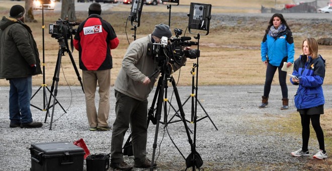 Periodista y cámara durante un directo para una televisión de EEUU. / Reuters