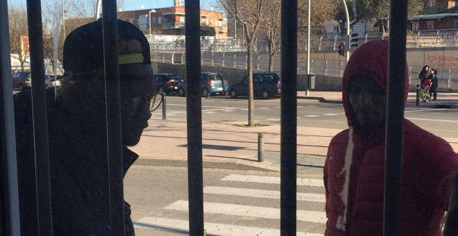 Dos personas migrantes en las calles de Madrid.- @EntreBorromeos