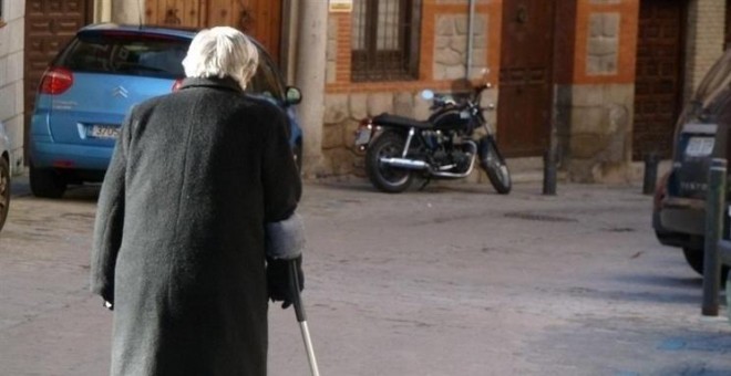 Una mujer mayor camina por una calle de Madrid. E.P.