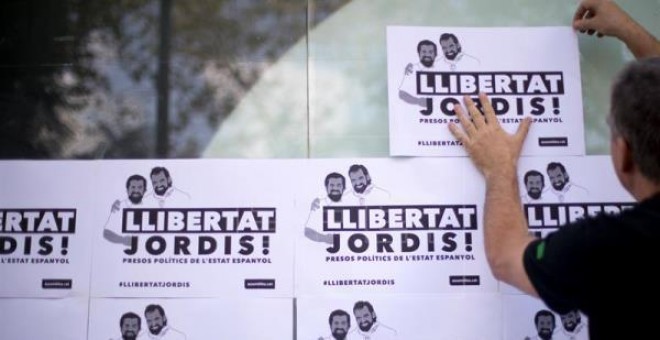 Carteles en defensa de la puesta en libertad de 'los Jordis'. EFE/Archivo