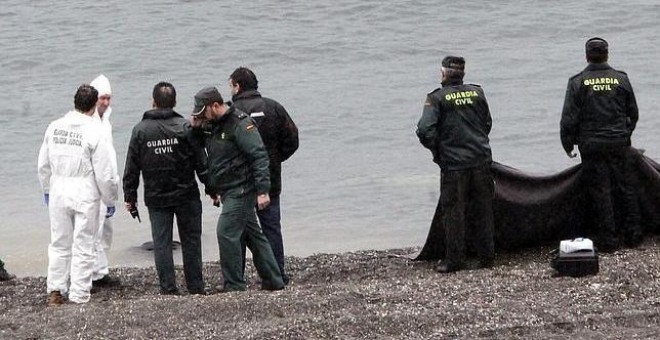 Rescate de cuerpos en la playa ceutí de El Tarajal. EFE/Archivo