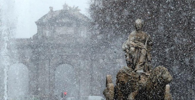 La fuente de Cibeles, en Madrid, bajo una intensa nevada. / EFE