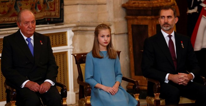 Las tres generaciones recientes de la monarquía española, juntas. Juan Carlos, Leonor y Felipe (de izq. a dcha.) durante la celebración 50 cumpleaños del actual rey y la entrega del Toisón de Oro a su hija. / Reuters