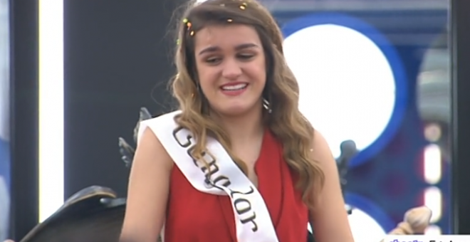 Amaia gana OT 2017 y le imponen la banda de 'ganador'. Captura del Chat de OT