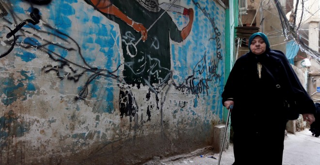 Una mujer en un campo de refugiados en Beirut. REUTERS