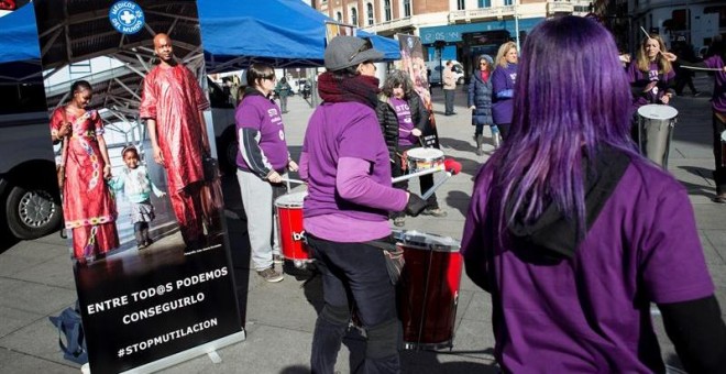 Médicos del Mundo organiza un acto en la plaza de Callao con motivo del Día Internacional de tolerancia cero con la Mutilación Genital Femenina. En el acto 13 mujeres activistas contra la mutilación genital -procedentes de Nigeria, Guinea, Gambia, Etiopía