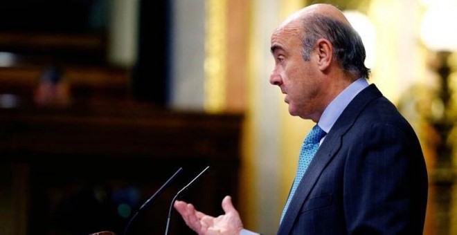 El Ministro de Economía, Industria y Competitividad, Luis de Guindos, durante su intervención en el pleno del Congreso. | J.P.GANDUL (EFE)