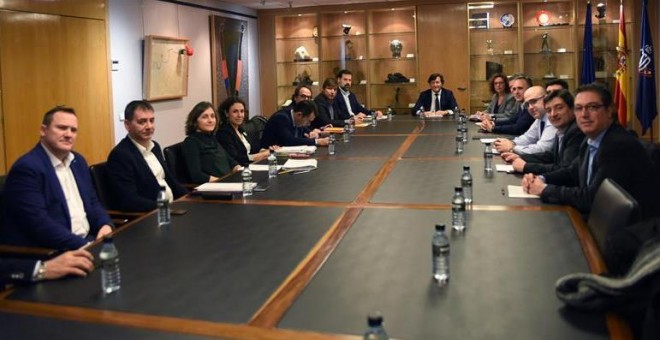 Fotografía facilitada por el CSD del presidente de este organismo durante la reunión que ha mantenido miembros de Asociación de Baloncestistas Profesionales (ABP) y de la Asociación de Clubes de Baloncesto (ACB) en la sede del Consejo Superior de Deportes