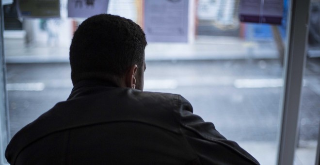 Mourad, durante la entrevista, en la sede de SOS Racismo, en Lavapiés, Madrid.- JAIRO VARGAS