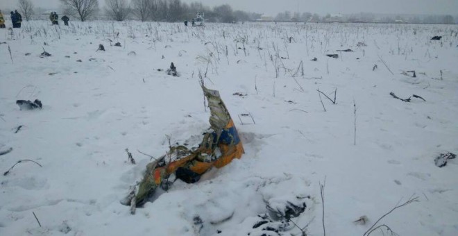 Una vista muestra una escena en la que un avión de corta distancia Antonov AN-148 se estrelló después de despegar del aeropuerto Domodedovo de Moscú, en las afueras de Moscú, Rusia, el 11 de febrero de 2018. REUTERS / Stringer NO RESALES. SIN ARCHIVOS