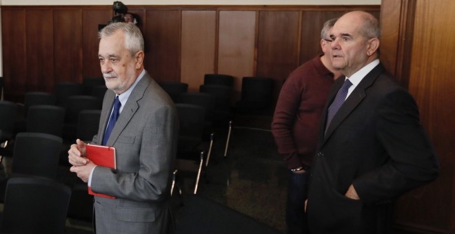 Los expresidentes socialistas José Antonio Griñán y Manuel Chaves, a la llegada a la sala de la Audiencia de Sevilla donde se ha reanudado el juicio de la pieza política del caso ERE. EFE/José Manuel Vidal