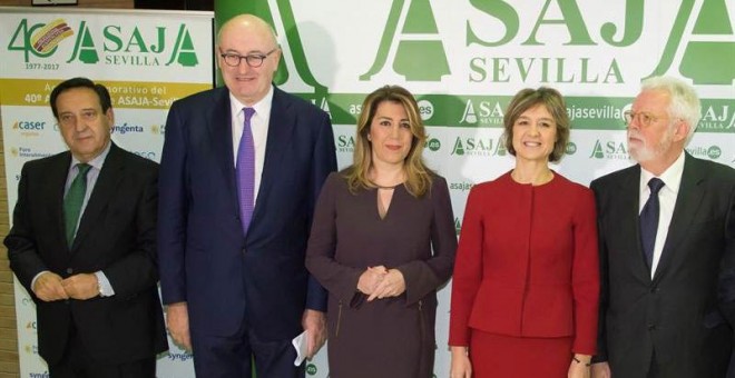 La presidenta de la Junta de Andalucía, Susana Díaz, de morado junto a la ministra de Agricultura y Pesca, Alimentación y Medio Ambiente, Isabel García Tejerina, los actos del 40 aniversario de la organización agraria Asaja Sevilla. | RAÚL CARO (EFE)