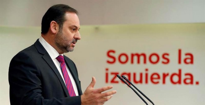 El secretario de Organización del PSOE, José Luis Ábalos, en rueda de prensa en la sede del PSOE. | CHEMA MOYA (EFE)