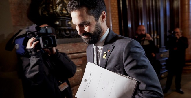 El presidente del Parlament, Roger Torrent, se dirige a la reunión semanal de la Mesa de la cámara catalana. EFE/Alejandro García