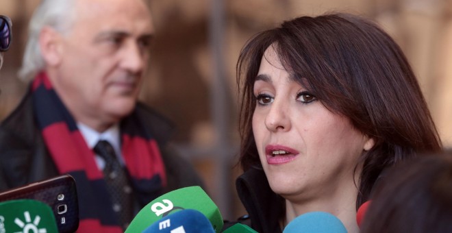 Juana Rivas, a la salida del Juzgado de Primera Instancia 3 de Granada, tras la vista sobre los posibles daños y perjuicios causados a su expareja y padre de sus hijos, el italiano Franceso Arcuri. EFE/Pepe Torres