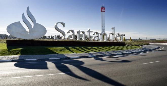 Entrada de la Ciudad Financiera, del Banco Santander, en la localidad madrileña de Boadilla del Monte.