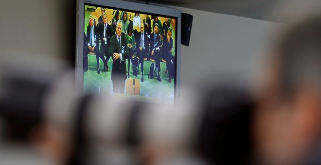 Vista de un monitor de la sala de prensa de la Audiencia Nacional, durante la declaración del extesorero del PP Luis Bárcenas, en el juicio contra la rama valenciana de la red Gürtel. EFE/Juan Carlos Hidalgo