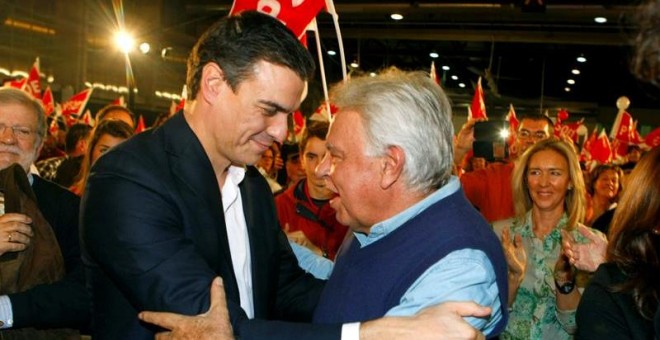 Imagen de archivo del secretario general del PSOE, Pedro Sánchez, y el expresidente del Gobierno Felipe González.- EFE