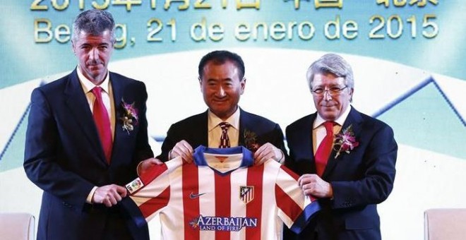 El magnate y propietario de Wanda, Wang Jianlin, junto a Enrique Cerezo y Miguel Ángel Gil en la firma del acuerdo con el Atlético en 2015. /EFE