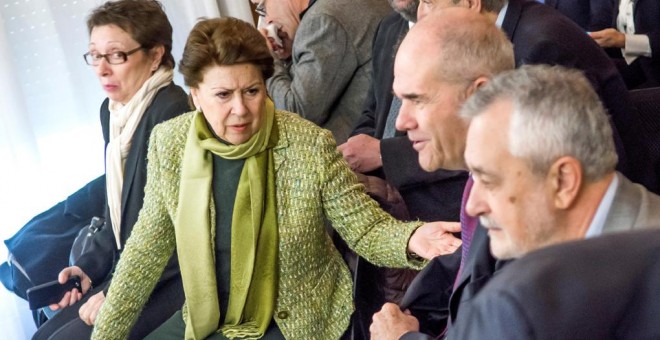 La exconsejera de Economía y Hacienda y exministra de Fomento, Magdalena Álvarez, conversa con los expresidentes de la Junta de Andalucía Manuel Chaves y José Antonio Griñán, junto a la ex consejera de Economía Carmen Martínez Aguayo, en la sala de la Aud