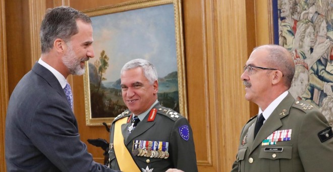 El Jefe del Estado Mayor de la Defensa (Jemad), el general Fernando Alejandre, saluda al rey Felipe VI. CASA REAL