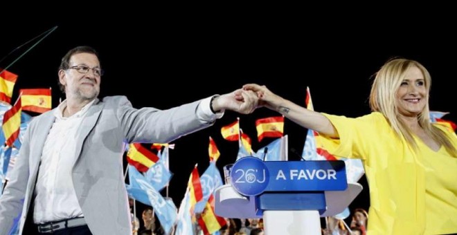 El presidente del Gobierno, Mariano Rajoy, y la de la Comunidad de Madrid, Cristina Cifuentes, en un acto del PP. Archivo EFE