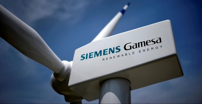 Un aerogenerador con el logo de Siemens Gamesa, en la sede de la empresa hispano-alemana, en Zamidio (Vizcaya). REUTERS/Vincent West