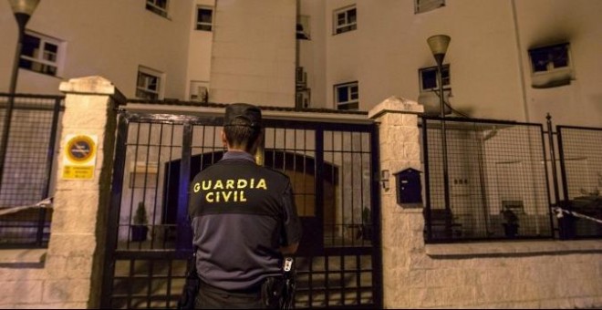 Agente de la Guardia Civil frente a residencia de mayores. / EFE