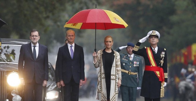 La presidenta de la Comunidad de Madrid, Cristina Cifuentes, junto al presidente del Gobierno, Mariano Rajoy (i), en un desfile del 12 de octubre. Archivo EFE