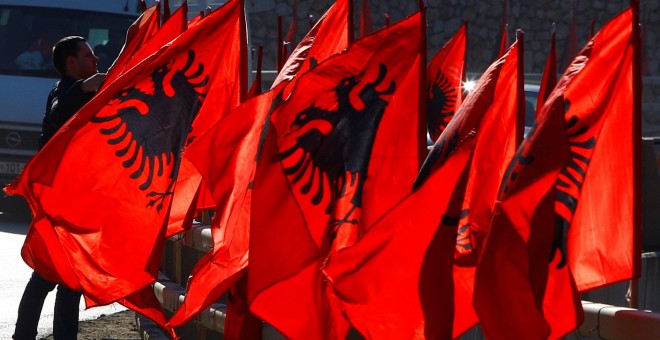 Banderas albanesas antes de la celebración del día de la independencia de 10 años en Kacanik. REUTERS
