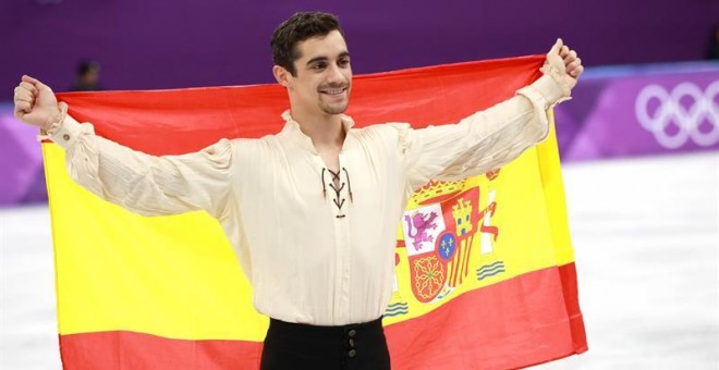 El español Javier Fernández celebra su medalla de bronce en los Juegos Olímpicos de Invierno. EFE/EPA/HOW HWEE YOUNG