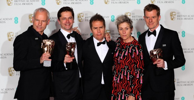 Martin McDonagh, Peter Czernin, Sam Rockwell y Graham Broadbent posan con Frances McDormand, mientras que sostienen sus trofeos de los Premios BAFTA. REUTERS/Hannah McKay