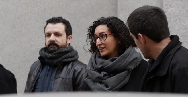 La secretaria general de ERC, Marta Rovira,c. a su llegada a la sede del Tribunal Supremo donde ha sido citada por el juez del Tribunal Supremo Pablo Llarena, que investiga a la cúpula del proceso soberanista por un posible delito de rebelión. EFE/Javier