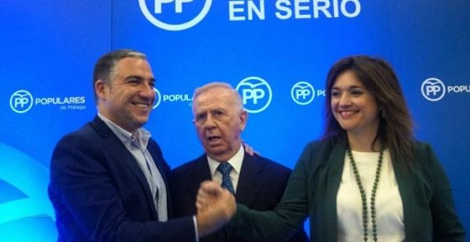 El presidente provincial, Elías Bendodo, el exalcalde de Torremolinos, Pedro Fernández Montes, y la presidenta de la Mancomunidad Occidental, Margarita del Cid, en un acto del PP de Málaga. / Populares Málaga