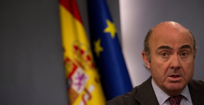 El ministro de Economía, Luis de Guindos, en una rueda de prensa en el Palacio de la Mocloa tras la reunión del Consejo de Ministros. REUTERS/Sergio Perez