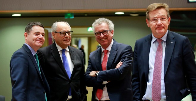 De izda a dcha, el ministro de Finanzas irlandés, Paschal Donohoe, el  maltés, Edward Scicluna, el  luxemburgués, Pierre Gramegna, y el belga, Johan Van Overtveldt, antes  de la reunión del Eurogrupo, en Bruselas. EFE/ Olivier Hoslet