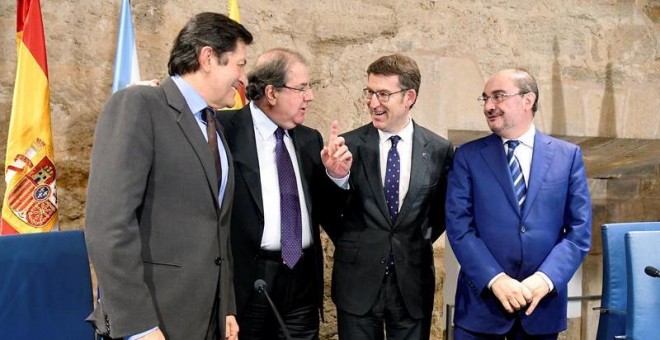 El jefe del Ejecutivo de Castilla y León, Juan Vicente Herrera (2i), acompañado por los presidentes de Galicia, Alberto Núñez Feijóo (2d), Asturias, Javier Fernández (i) y Aragón, Francisco Javier Lambán. /EFE