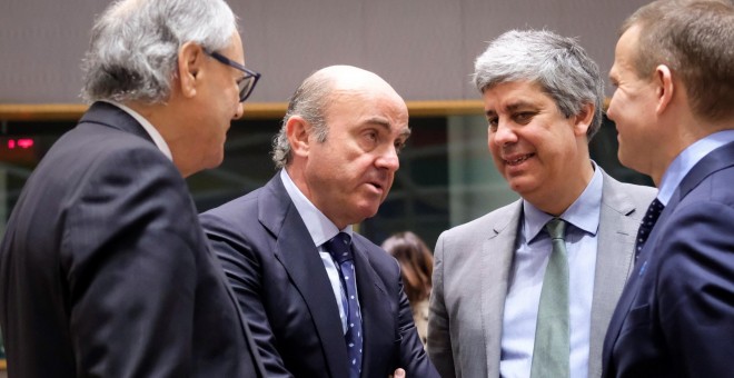 El ministro español de Economía, Luis de Guindos, conversa con el presidente del Eurogrupo, Mario Centeno (2º dcha), y con los ministros de Finanzas de Malta, Edward Scicluna (izq), y de Estonia, Toomas Toniste, antes de la reunión del Ecofin en Bruselas.