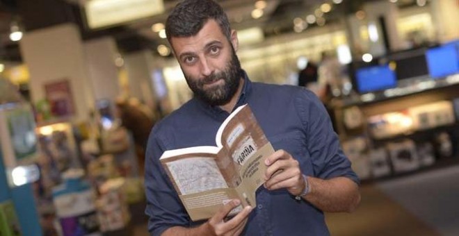 Nacho Carretero con su libro 'Fariña'.