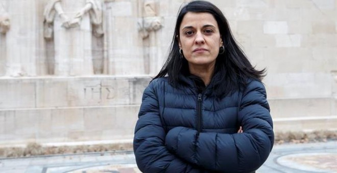 La exdiputada de la CUP Anna Gabriel posa frente al monumento del Parque de los Bastiones en Ginebra (Suiza). | SALVATORE DI NOLFI (EFE)