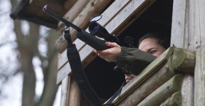 Cazadora de caza alemana, apuntando con su rifle desde un puesto de vigilancia. AFP