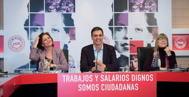 El secretario general, Pedro Sánchez y la secretaria de Igualdad, Carmen Calvo,IZ., durante la reunión del Consejo Asesor para las Políticas de Igualdad del PSOE, celebrado hoy en la sede socialista de Ferraz. | LUCA PIERGIOVANNI (EFE)