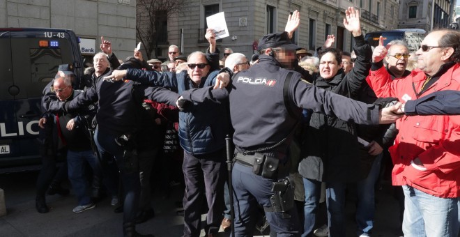 Manifestación de Madrid en la que han participado entre 3.000 y 4.000 pensionistas, según estimaciones policiales. EFE