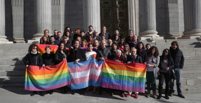 Representes del colectivo LGTIB en las escalinatas del parlamento, tras la votación en que la que todos los grupos de la oposición han rechazado el texto alternativo del PP a la ley LGTBI de Podemos.EFE/Zipi