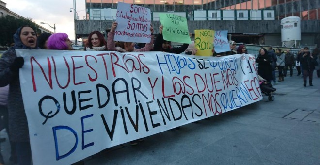 Imagen de la manifestaciñon de mujeres magrebíes denunciando  las situaciones de discriminación que sufren cuando buscan alquileres.