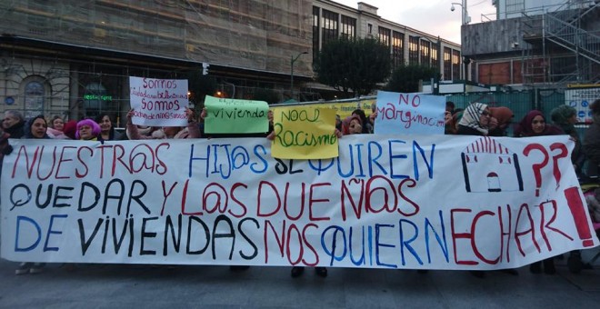 Imagen de la manifestaciñon de mujeres magrebíes denunciando las situaciones de discriminación que sufren cuando buscan alquileres.