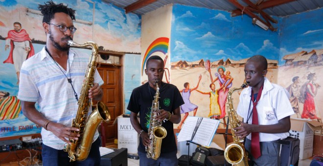 Debido a la peligrosidad del barrio, los estudiantes no pueden sacar los instrumentos para practicar en casa y deben aprovechar al máximo las horas de ensayo. - ART OF MUSIC FOUNDATION