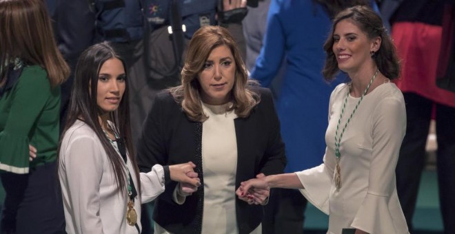 La cantante India Martínez y la gimnasta Lourdes Mohedano fueron dos de las galardonadas con la Medalla de Andalucía en 2017. EFE/Julio Muñoz